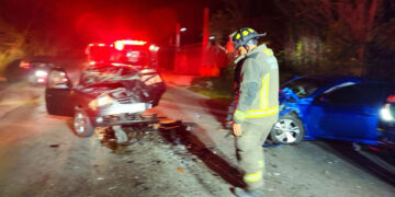 Atiende Bomberos accidente vial en carretera de Gas Auto