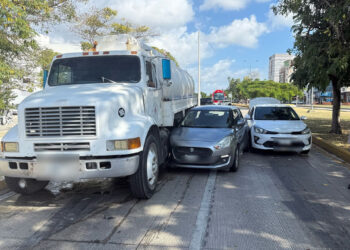 Auto Suzuki choca contra un Kia y una “pipa” en la Tulum