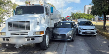 Auto Suzuki choca contra un Kia y una “pipa” en la Tulum