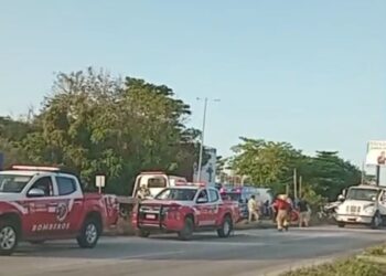 Volquete pierde el control y causa choque múltiple bajando del puente de Puerto Morelos