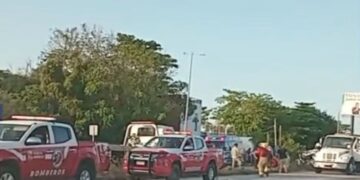 Volquete pierde el control y causa choque múltiple bajando del puente de Puerto Morelos