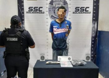 Cae joven con droga y réplica de arma en Villas del Sol