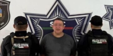 Huye tras ser sorprendido orinando en la calle, pero lo detienen en Cancún