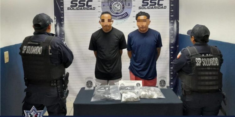 Aseguran droga y detienen a dos hombres en Playa del Carmen