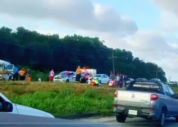 Al menos diez heridos tras volcadura de una van en la carretera Cancún - Playa del Carmen
