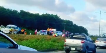 Al menos diez heridos tras volcadura de una van en la carretera Cancún - Playa del Carmen