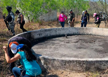 El horror continúa en diversas partes de México, con el descubrimiento de nuevos campos de exterminio. En la frontera, que enfrenta un aumento de la violencia, se ha localizado un nuevo sitio utilizado por el crimen organizado. Una semana después de que se reportara un rancho a 40 kilómetros de Guadalajara como crematorio y centro de adiestramiento para un cártel, colectivos de madres buscadoras y activistas encontraron un predio con restos humanos en la zona conurbada de Reynosa. Los integrantes de estos grupos afirmaron que el lunes localizaron un terreno con al menos 14 sitios que contienen restos óseos humanos, algunos calcinados. Incluso compartieron imágenes, incluyendo un cráneo. “Son fragmentos… de todo el cuerpo humano”, declaró Edith González, del colectivo Amor por los Desaparecidos. El lugar, señalado por los activistas, se encuentra a unos 400 metros de la Colonia Colinas del Real, al poniente de la Autopista a Monterrey. Representantes del colectivo Madres Buscadoras, uno de los más importantes en Tamaulipas, indicaron que encontraron el sitio durante sus recorridos, acompañados por personal de la Guardia Nacional y del Ejército. También estuvieron presentes miembros de la Comisión Estatal de Búsqueda de Personas y un antropólogo, quien confirmó que los restos son humanos. El colectivo Amor por los Desaparecidos también reportó haber encontrado en el rancho presuntos objetos personales de las víctimas, como un rosario, una hebilla y una mochila. “Se localizó también equipo táctico de estos grupos criminales y… estos tambos donde normalmente realizan estas prácticas”, mencionó la representante de Amor por los Desaparecidos. Se intentó contactar a la Vocería de Seguridad Tamaulipas y a la Fiscalía del Estado, pero no hubo respuesta.