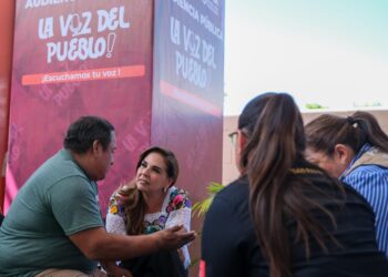 Atiende Mara Lezama a habitantes de Puerto Aventuras, con la audiencia “La Voz del Pueblo”