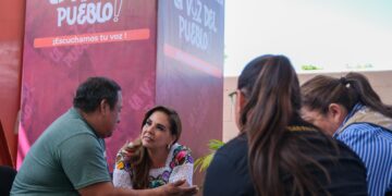Atiende Mara Lezama a habitantes de Puerto Aventuras, con la audiencia “La Voz del Pueblo”
