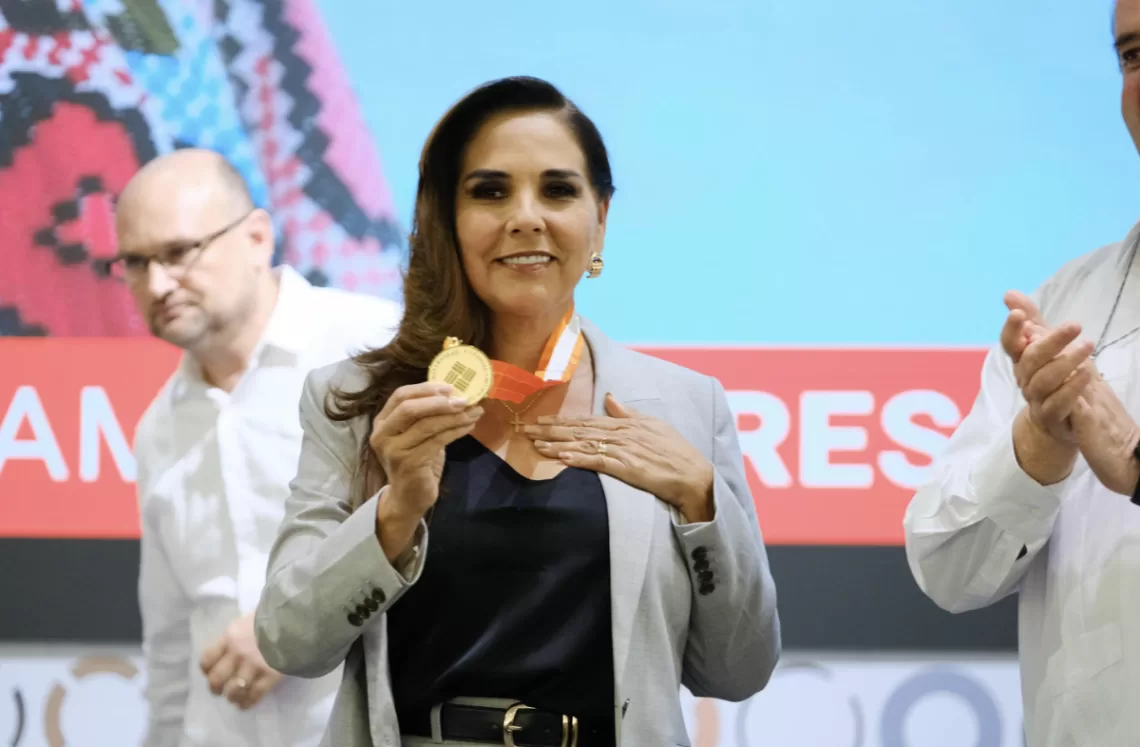 Recibe Mara Lezama la medalla Liderazgo Anáhuac en Comunicación 2025, primera gobernadora en recibir esta distinción por su compromiso social