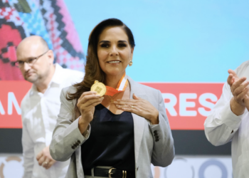 Recibe Mara Lezama la medalla Liderazgo Anáhuac en Comunicación 2025, primera gobernadora en recibir esta distinción por su compromiso social