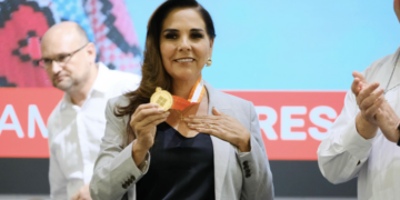 Recibe Mara Lezama la medalla Liderazgo Anáhuac en Comunicación 2025, primera gobernadora en recibir esta distinción por su compromiso social