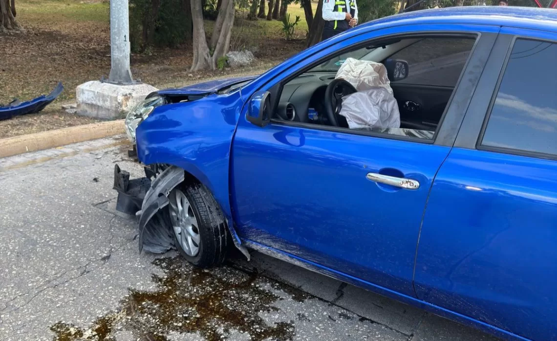 Choca en la Av. Xcaret contra base de luminaria