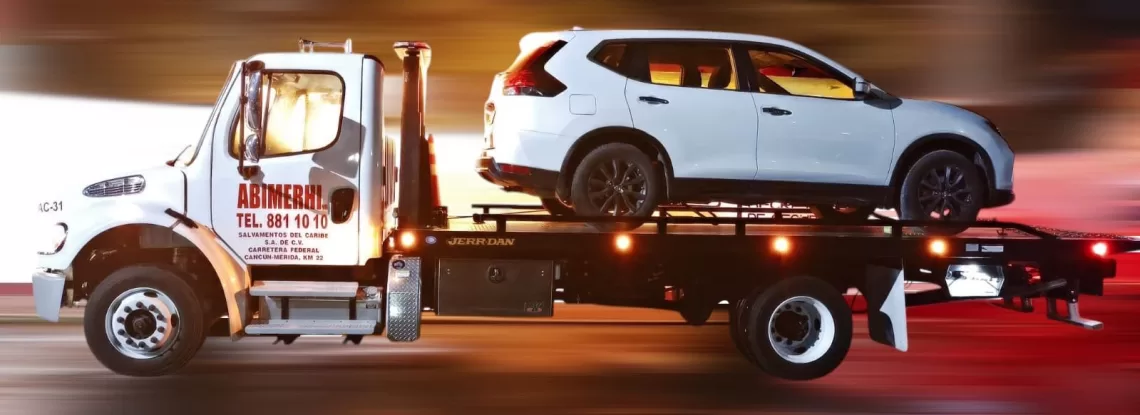 Detectan camioneta robada durante patrullaje en Cancún; mujer no pudo acreditar propiedad