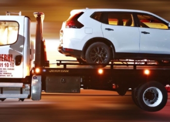 Detectan camioneta robada durante patrullaje en Cancún; mujer no pudo acreditar propiedad