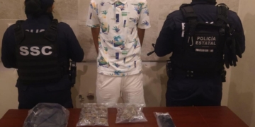 ¡Lo pescan oliendo la mercancía! Detienen a presunto narcomenudista en Tulum con drogas y pastillas
