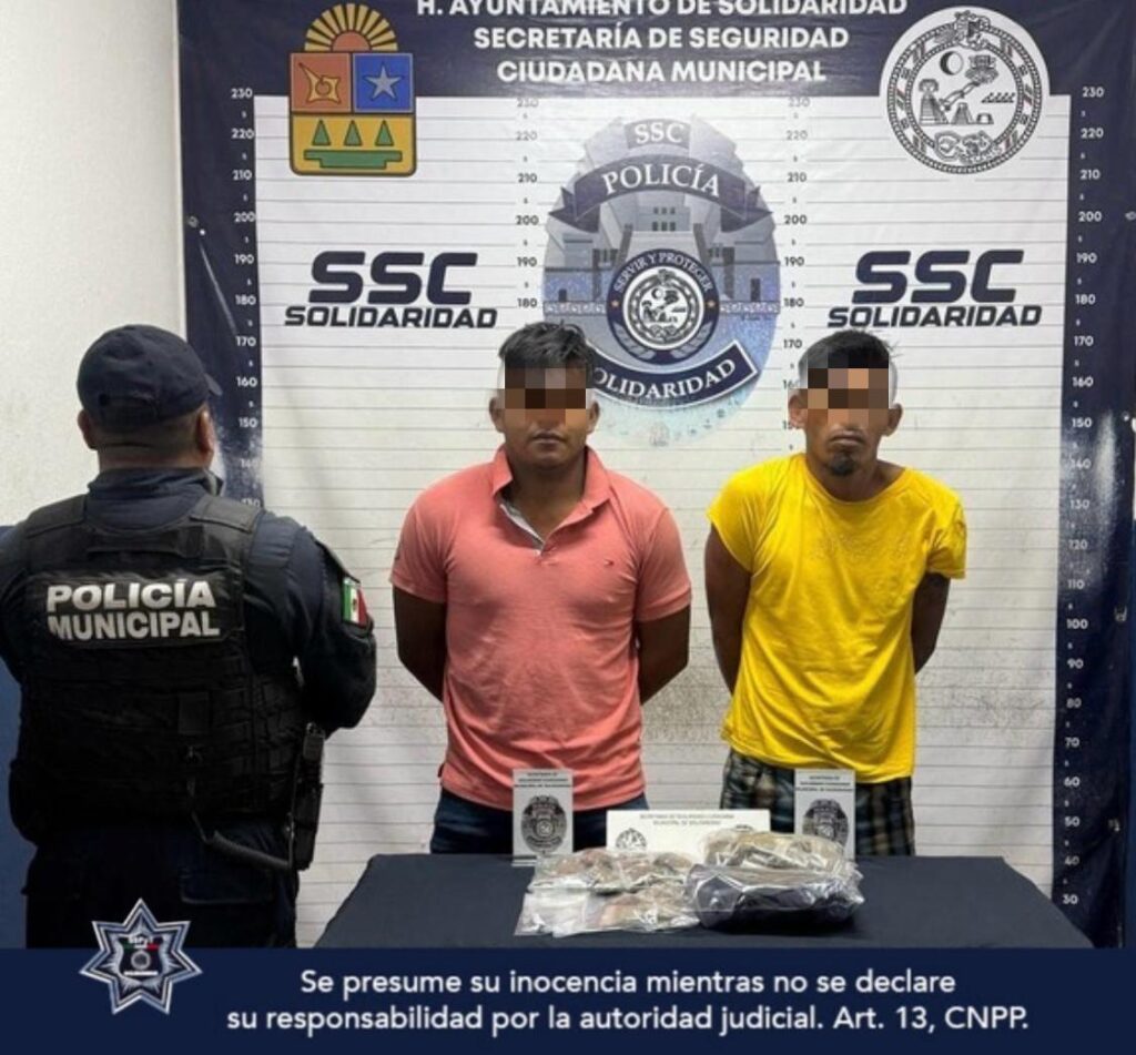 Atrapan a dos hombres con casi 100 dosis de marihuana en la Colosio de Playa del Carmen