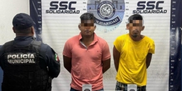Atrapan a dos hombres con casi 100 dosis de marihuana en la Colosio de Playa del Carmen