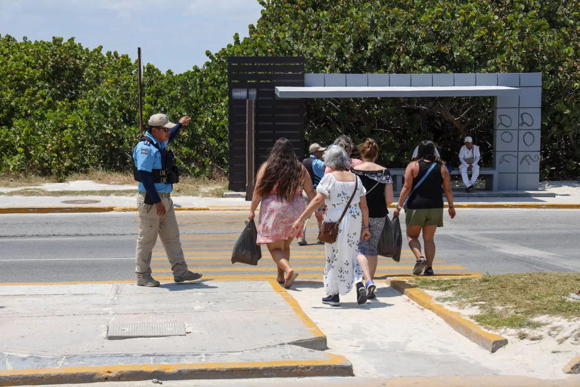 Refuerzan vigilancia en 20 km de playas de Cancún por vacaciones
