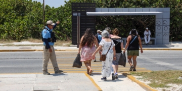 Refuerzan vigilancia en 20 km de playas de Cancún por vacaciones