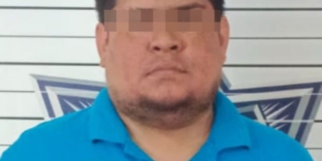 Detienen a sujeto en inmediaciones del aeropuerto de Cancún por conducción temeraria y amenazas a policías