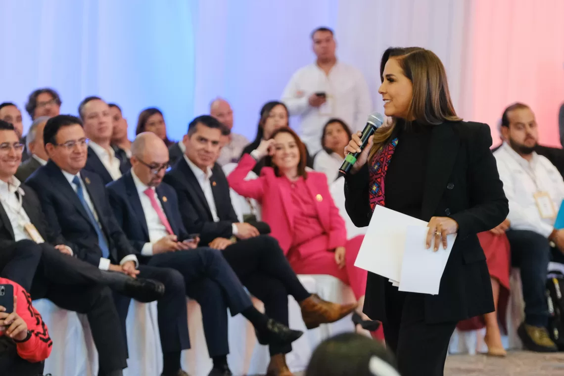 Mara Lezama presenta el modelo de turismo comunitario Maya Ka'an ante líderes del sector en el Tianguis Turístico 2025