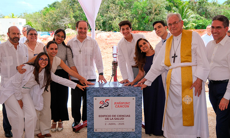 Pone Mara Lezama la primera piedra del edificio de Ciencias de la Salud de la Universidad Anahuac Cancún