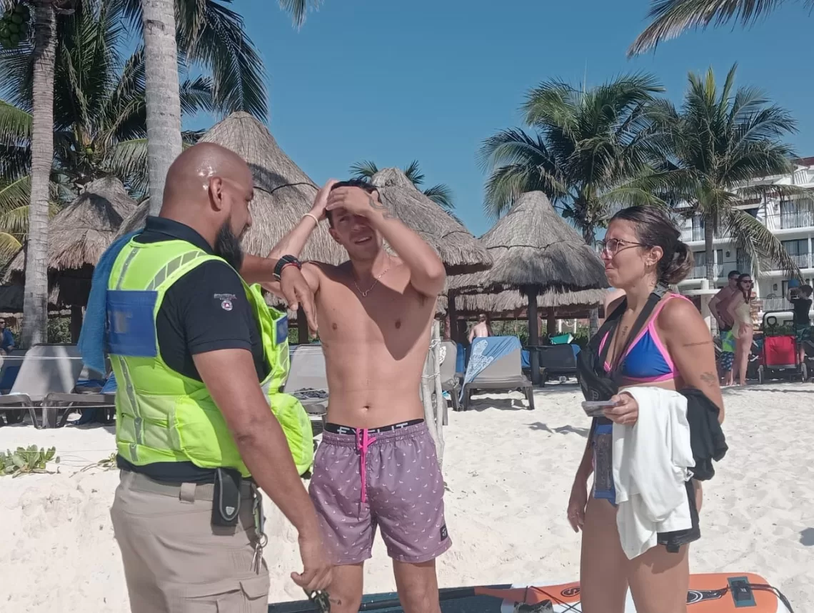 Elementos de Protección Civil de Playa del Carmen rescatan a turistas arrastrados por el mar