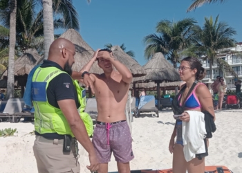 Elementos de Protección Civil de Playa del Carmen rescatan a turistas arrastrados por el mar