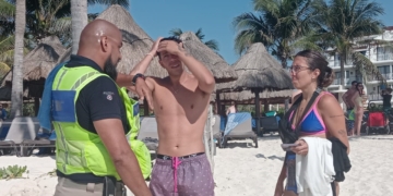 Elementos de Protección Civil de Playa del Carmen rescatan a turistas arrastrados por el mar
