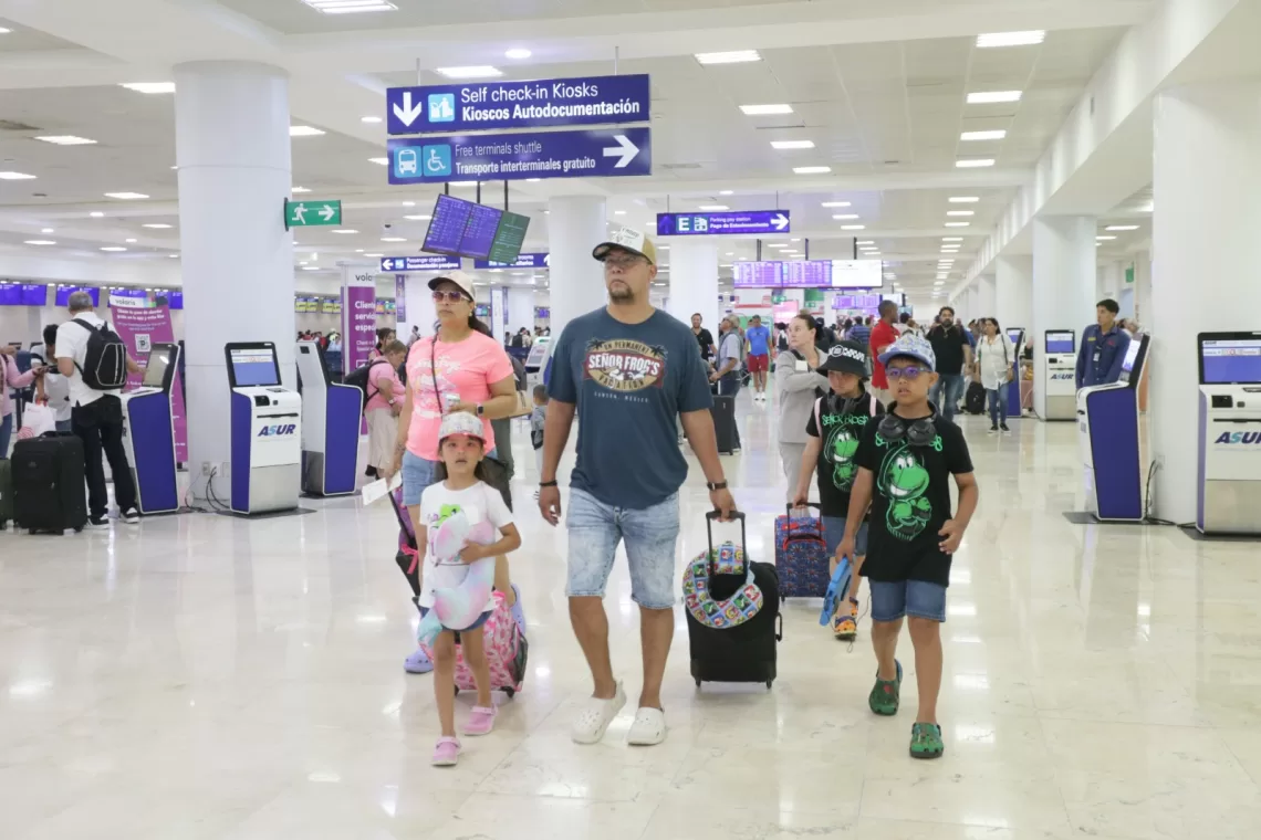 Aeropuerto Internacional de Cancún con vuelos a más de 60 destinos internacionales y 20 nacionales