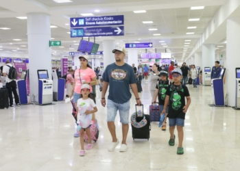 Aeropuerto Internacional de Cancún con vuelos a más de 60 destinos internacionales y 20 nacionales