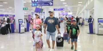 Aeropuerto Internacional de Cancún con vuelos a más de 60 destinos internacionales y 20 nacionales