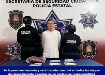 Lo sorprenden con droga frente a secundaria en Cancún, intentó huir en motocicleta, pero fue capturado por policías estatales