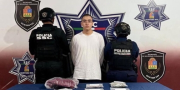 Lo sorprenden con droga frente a secundaria en Cancún, intentó huir en motocicleta, pero fue capturado por policías estatales