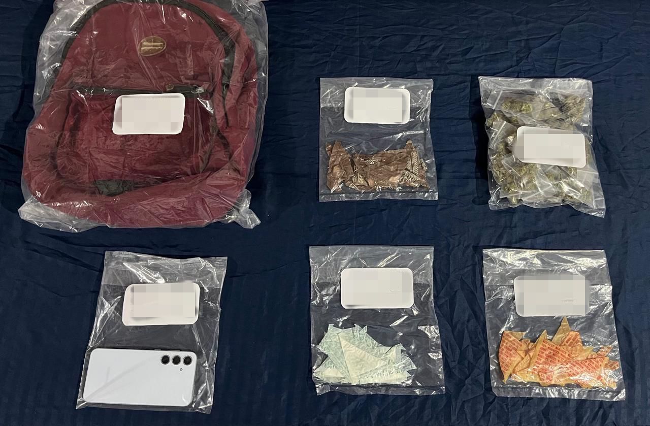 Lo sorprenden con droga frente a secundaria en Cancún, intentó huir en motocicleta, pero fue capturado por policías estatales