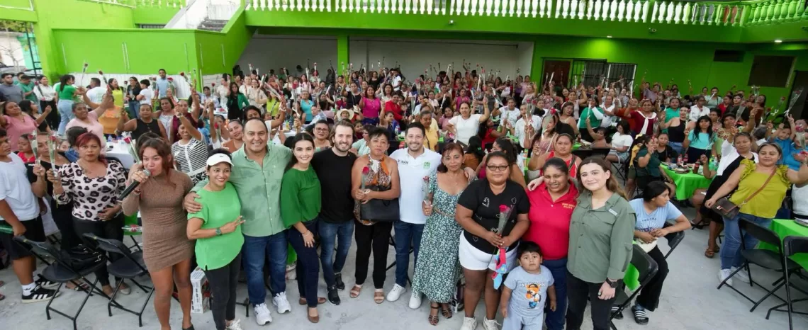 Renán Sánchez Tajonar celebra con las mamás de la Familia Verde de Cozumel y Playa del Carmen