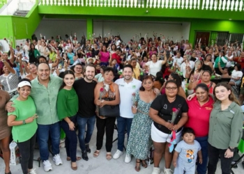 Renán Sánchez Tajonar celebra con las mamás de la Familia Verde de Cozumel y Playa del Carmen