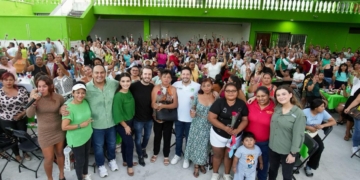 Renán Sánchez Tajonar celebra con las mamás de la Familia Verde de Cozumel y Playa del Carmen