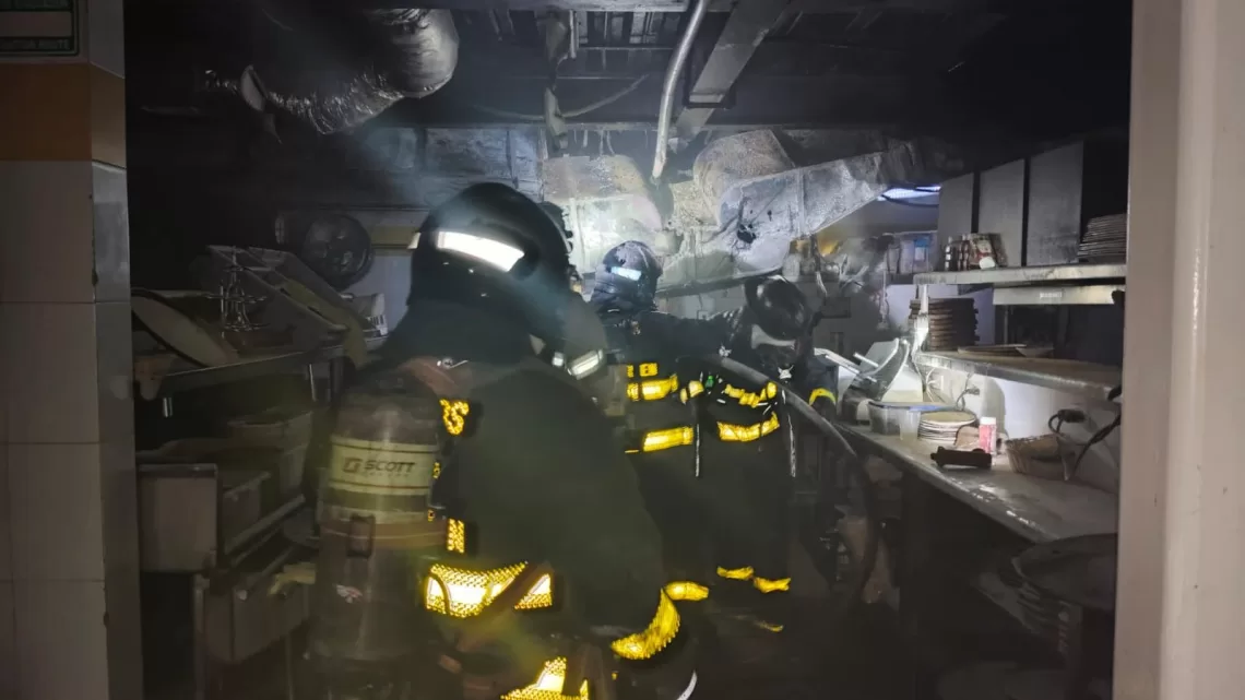 Respuesta inmediata del gobierno de Estefanía Mercado permite evacuar a 1,500 personas y controlar incendio en Plaza Las Américas