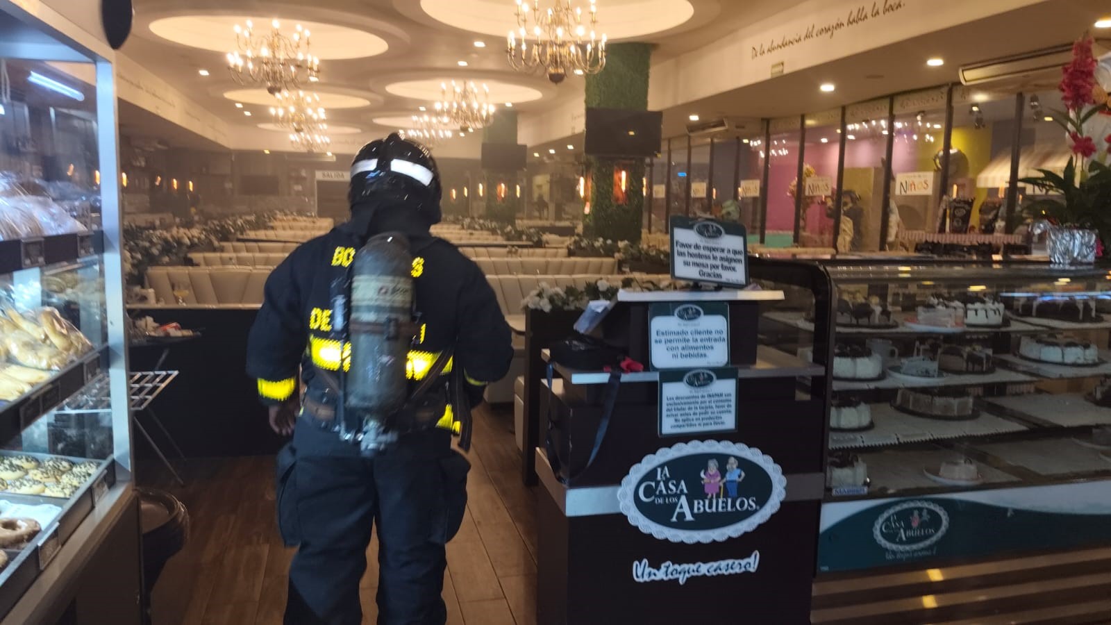 Respuesta inmediata del gobierno de Estefanía Mercado permite evacuar a 1,500 personas y controlar incendio en Plaza Las Américas