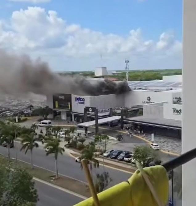 Respuesta inmediata del gobierno de Estefanía Mercado permite evacuar a 1,500 personas y controlar incendio en Plaza Las Américas