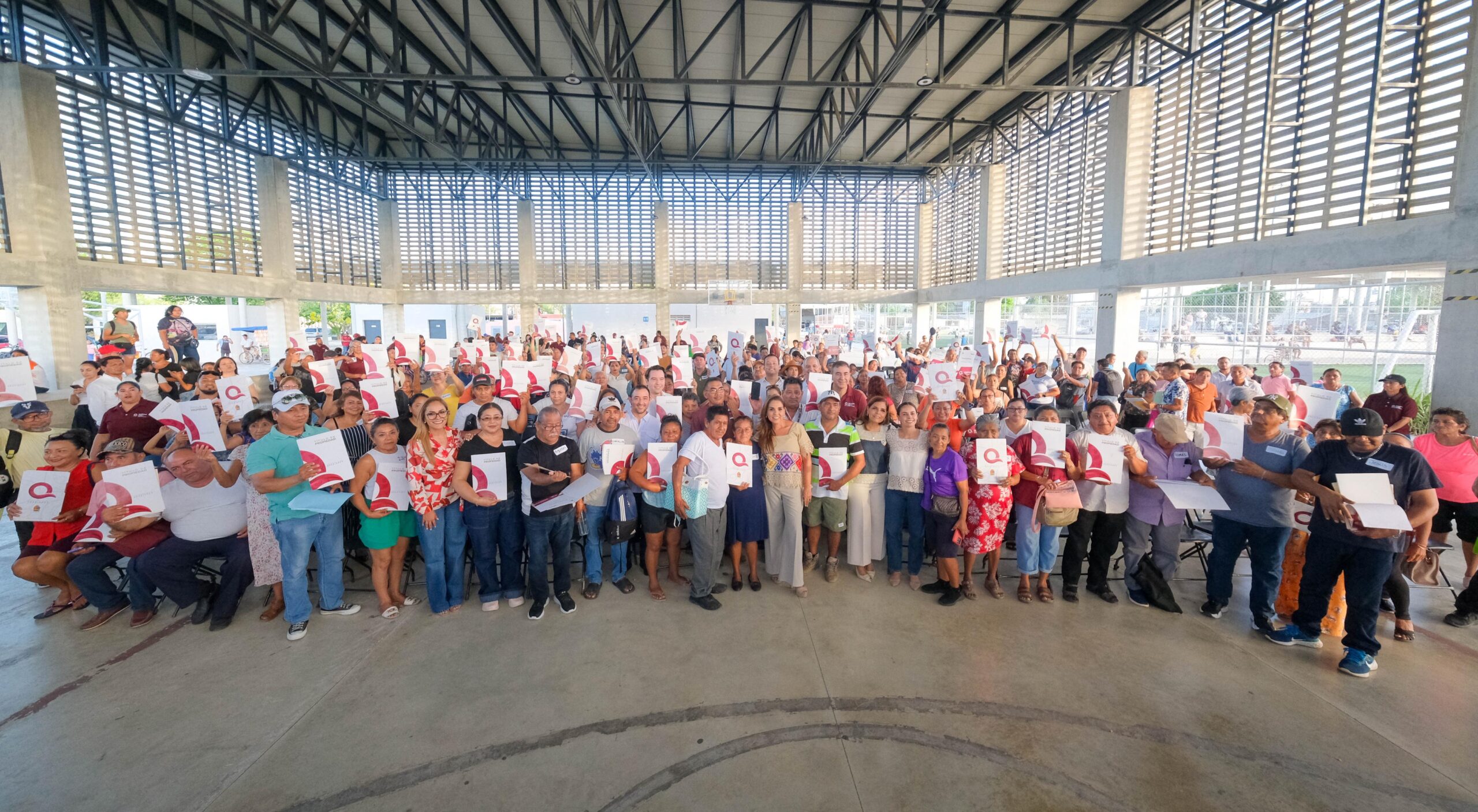 Mara Lezama entrega 270 títulos de propiedad a beneficiarios, tras décadas de tocar puertas y sin ser escuchados