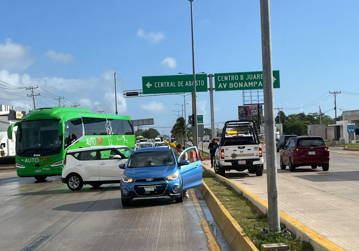Mañana caótica en el Boulevard Colosio, tres accidentes colapsan la vialidad en Cancún