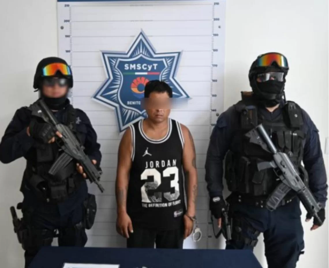 Detenido tras caerle bolsitas con droga