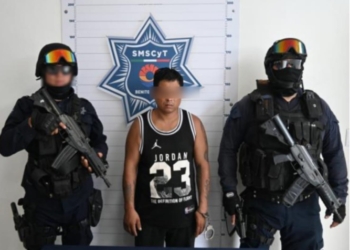 Detenido tras caerle bolsitas con droga