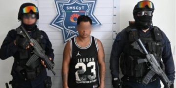 Detenido tras caerle bolsitas con droga
