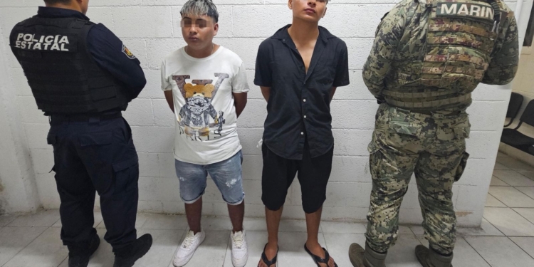 Detenidos tras insultar e intentar agredir a golpes a oficiales