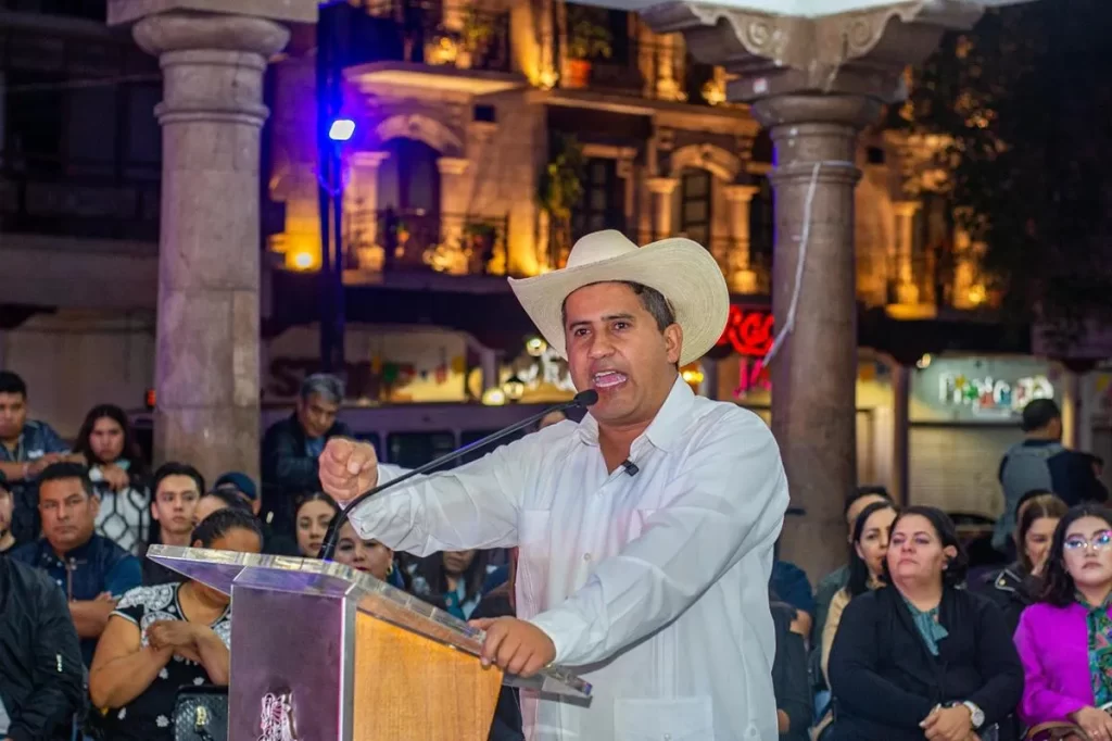 Alcalde de Uruapan rompe límites y ordena a policías "abatir" a delincuentes armados