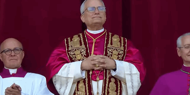 Estadounidense Francis Prevost, matemático y líder agustino, es elegido Papa y adopta el nombre de León XIV